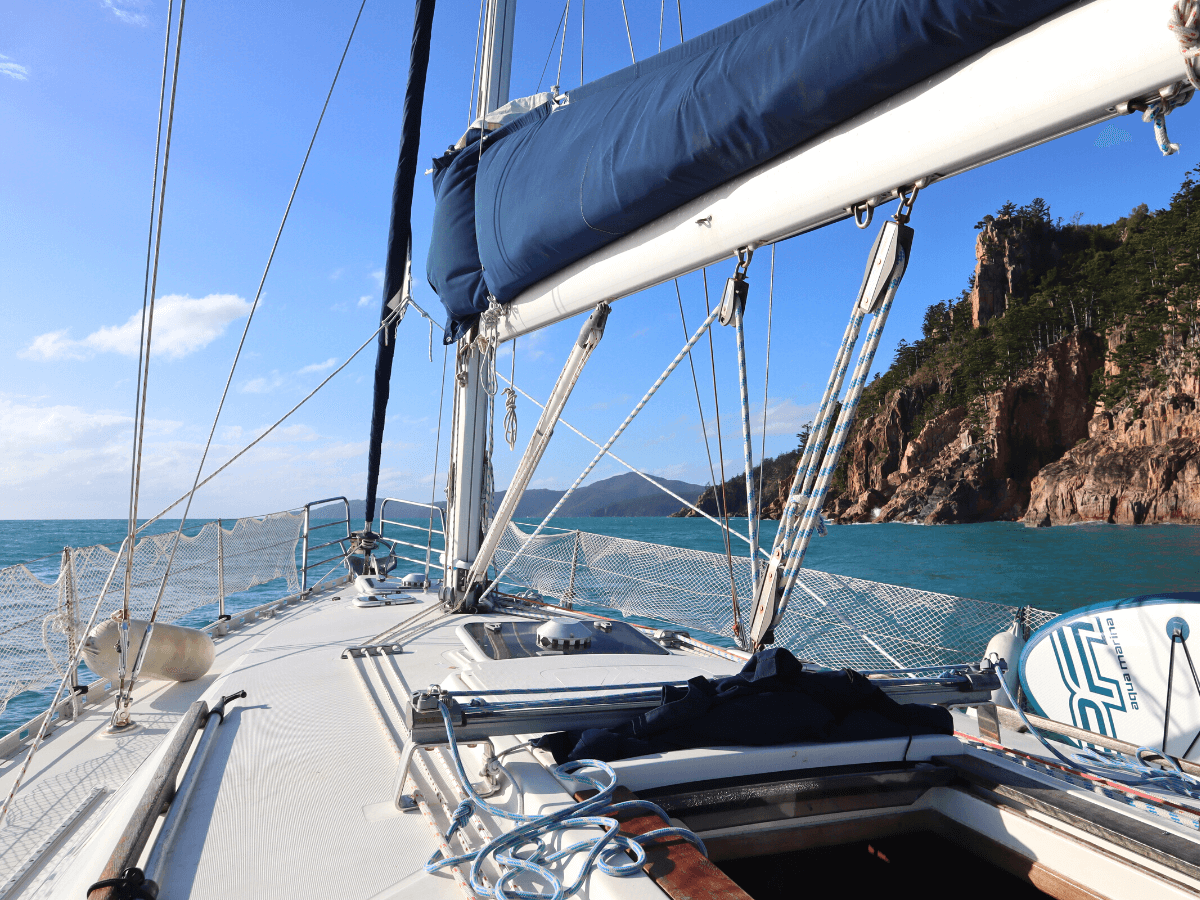 Zeilen langs de Whitsunday Islands