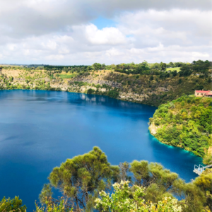 blue lake in mount gambier op de route van adelaide naar melbourne aan de zuidkust van australie