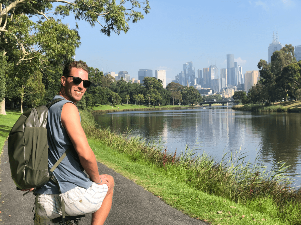 man fietst langs de yarra river in melbourne victoria aan de zuidkust in australie