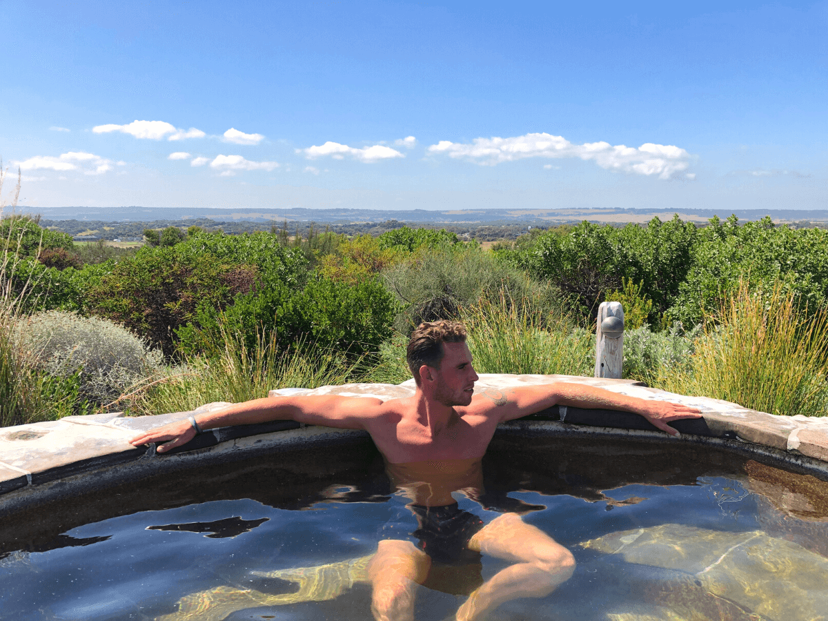 man in bad bij hot springs peninsula in mornington bij melbourne victoria aan de zuidkust australie