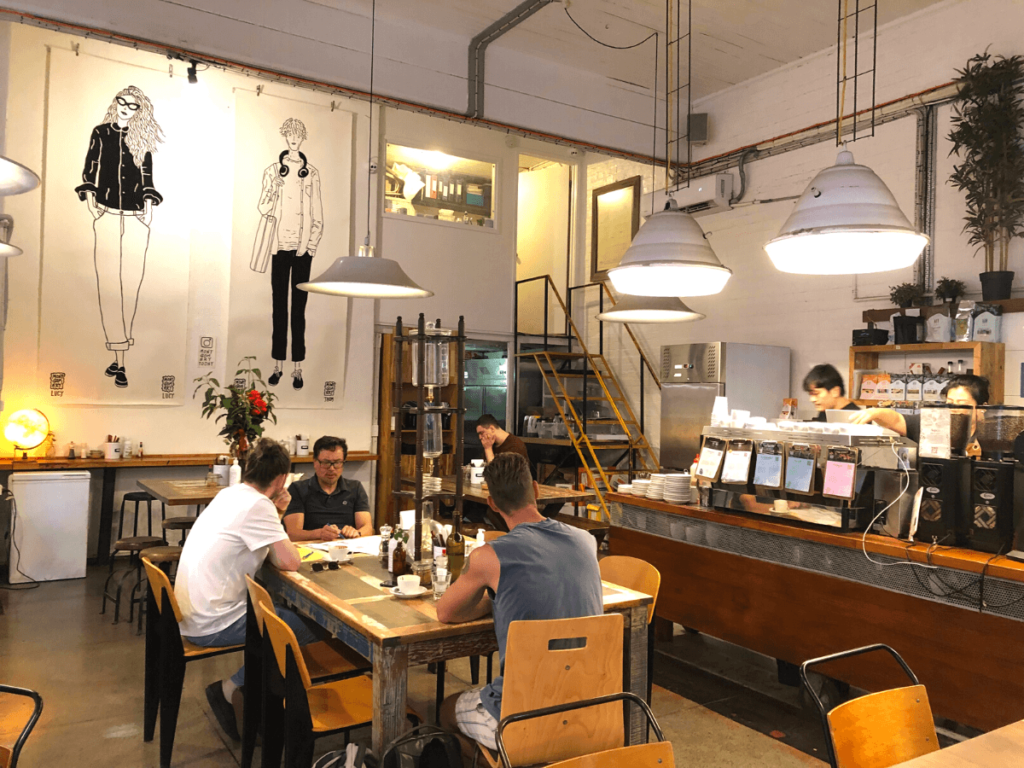 koffie drinken in manchester press cafe in CBD van melbourne in australie