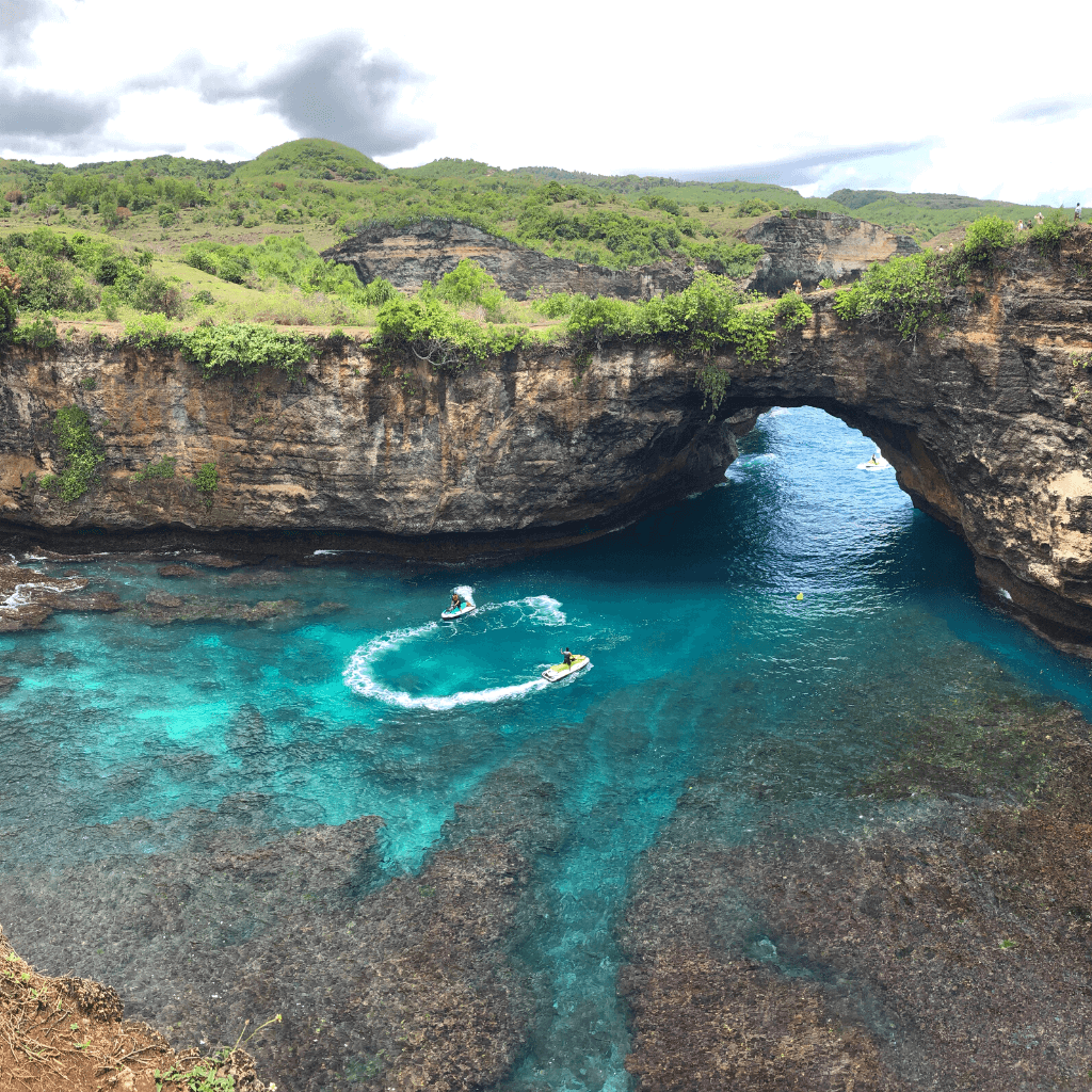 broken beach op het eiland nusa penida in bali indonesie