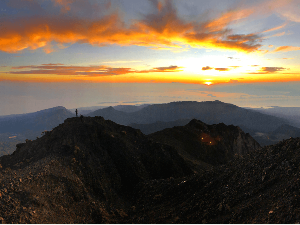 top van vulkaan rinjani zonsopkomst in lombok indonesie