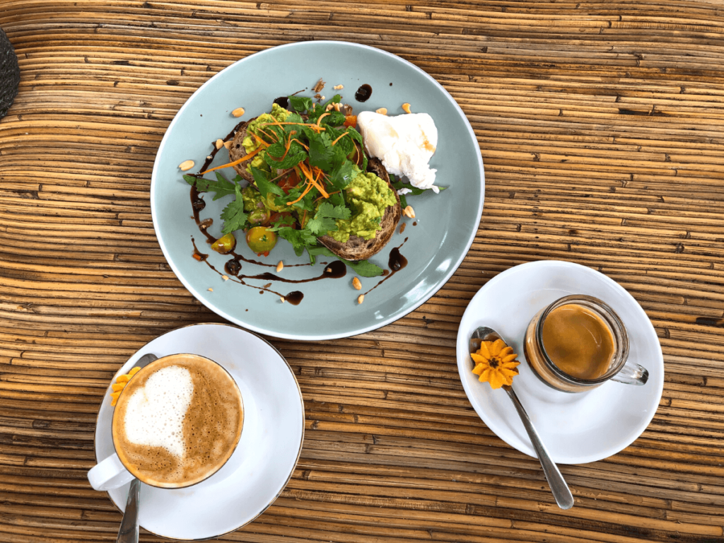 gerecht en koffie bij Alily restaurant en cafe op nusa penida in bali indonesie