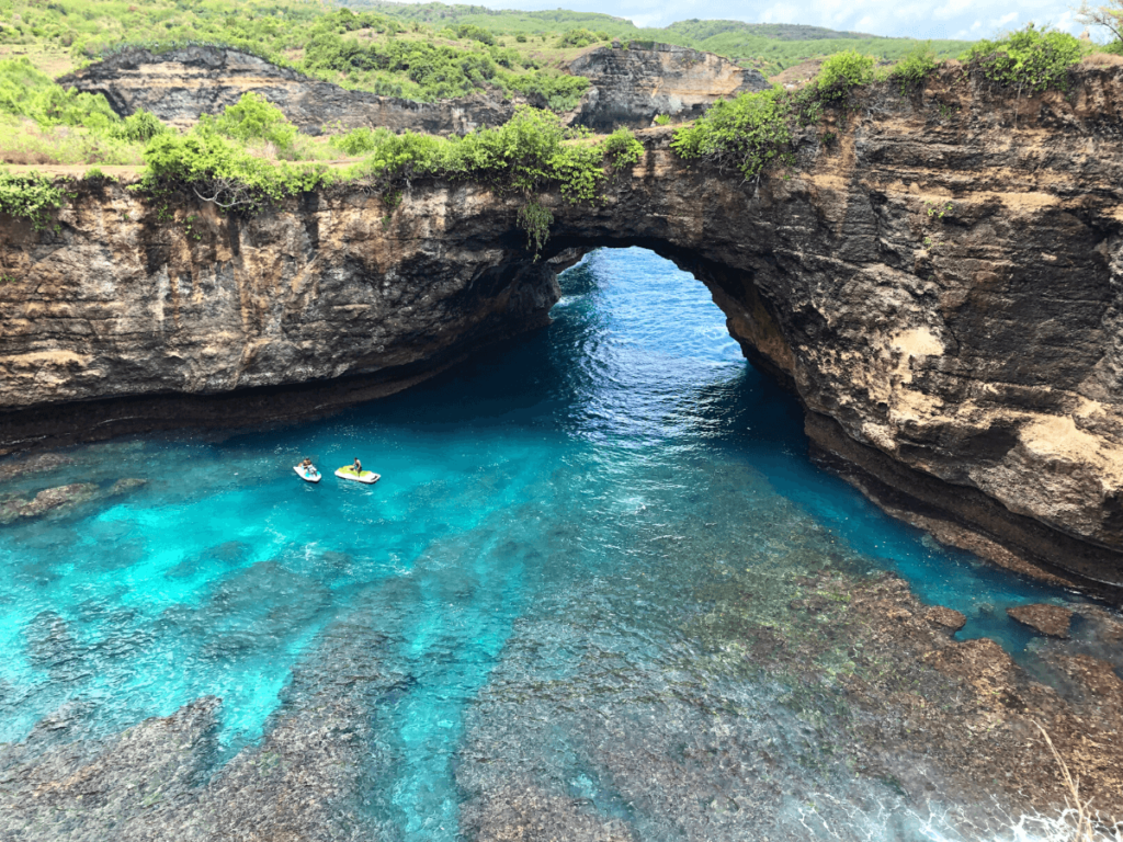 Foto van bovenaf van Broken beach op Nusa penida in bali indonesie