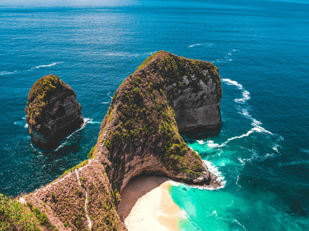 Foto van boven van Cap de T-Rex op Nusa Penida in Bali Indonesië