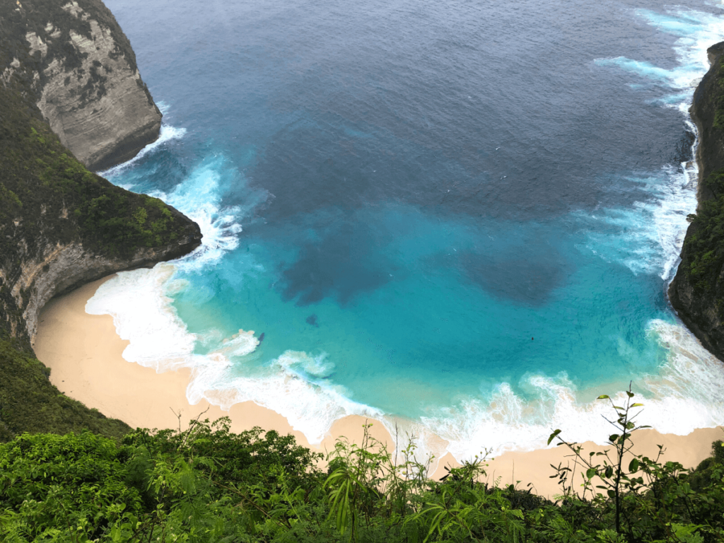 kelingking beach bij Cap de T-rex op Nusa penida in bali indonesie