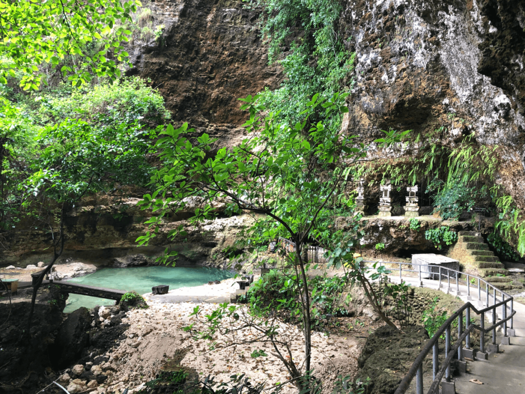 Tembeling beach and forest tempel, water en trap naar het strand op nusa penida in bali indonesie
