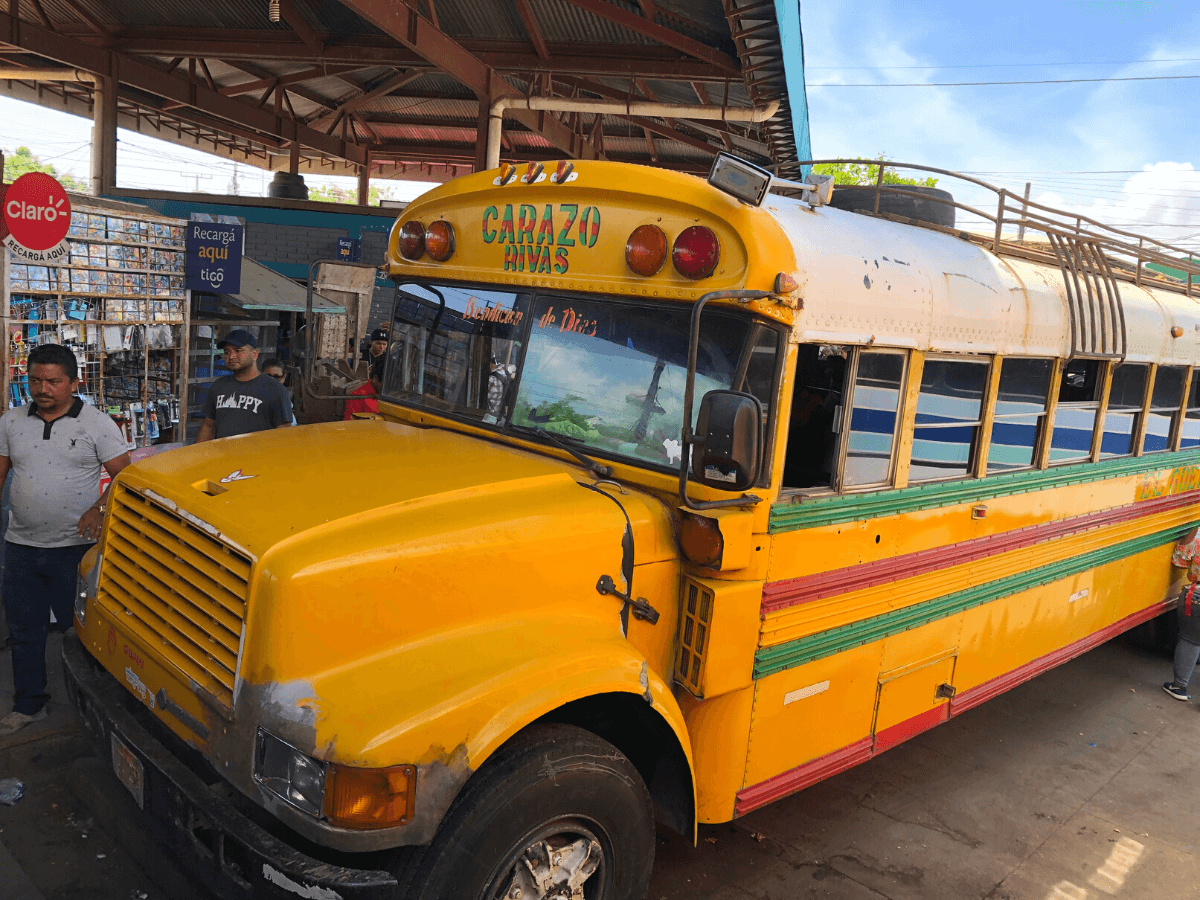 Chicken bus op het busstation in rivas nicaragua centraal amerika
