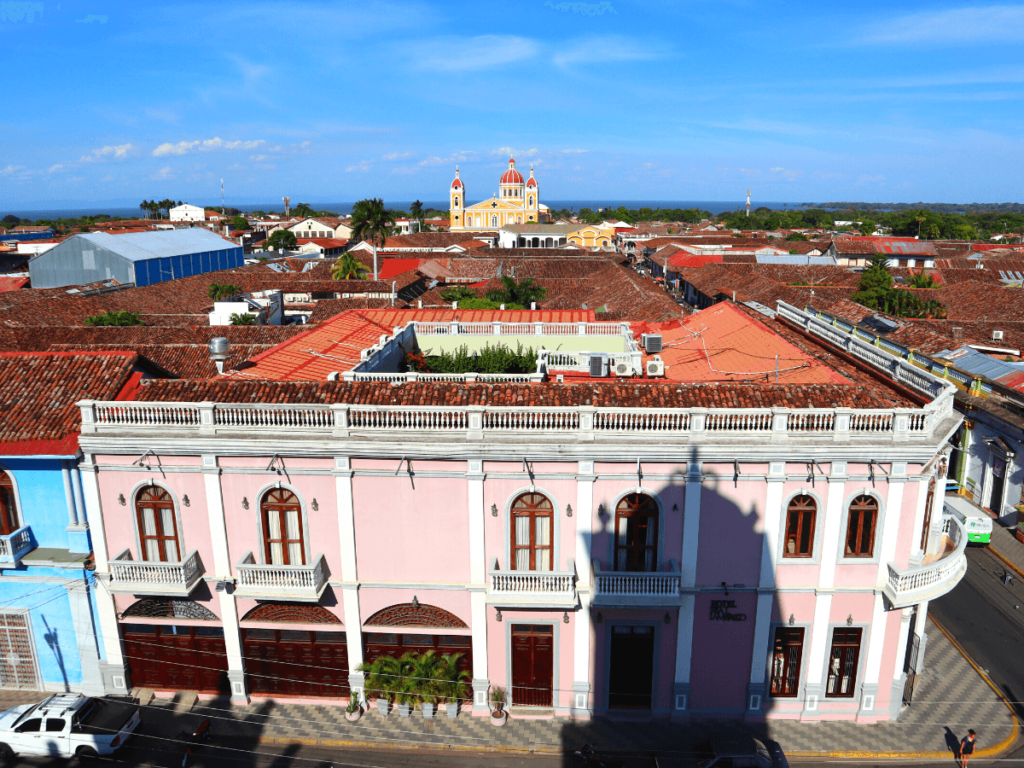 Uitzicht over Granada met gele kathedraal op de achtergrond in Nicaragua centraal Amerika