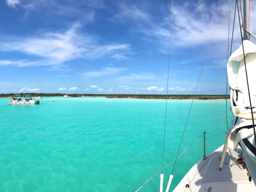 zeilen over het meer van de zeven kleuren in bacalar quintana roo mexico