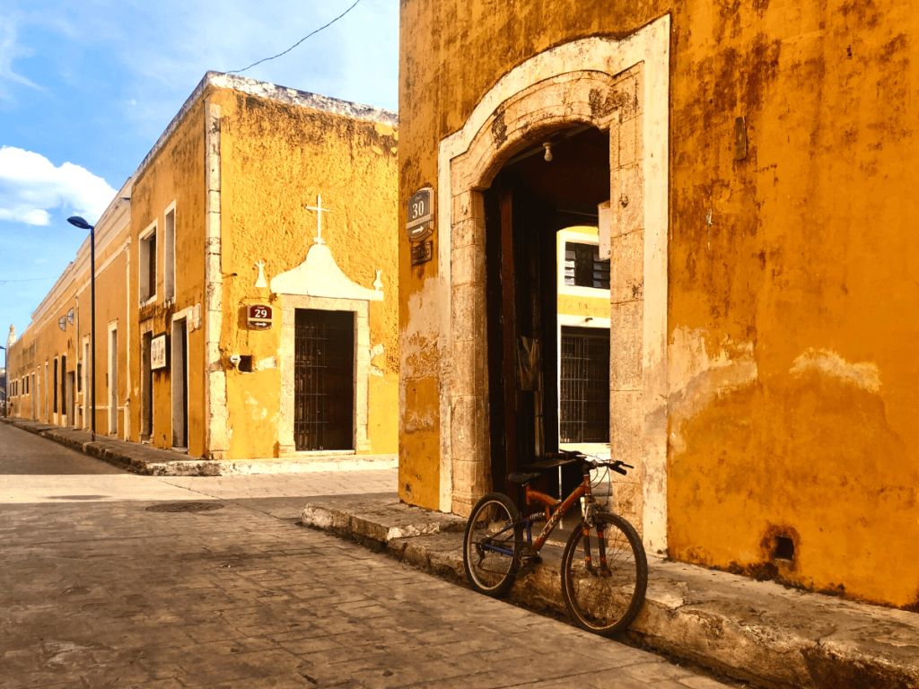 Gele straat in Izamal Yucatan Mexico