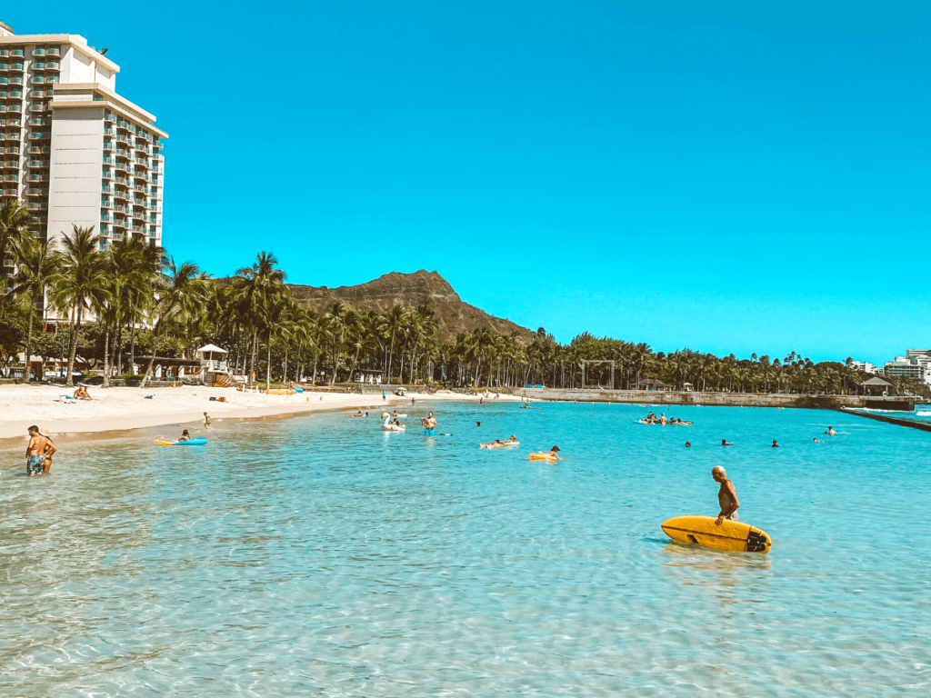 Surfers op Wakiki Beach met op de achtergrond Diamond Head Crater op Oahu in Hawaï