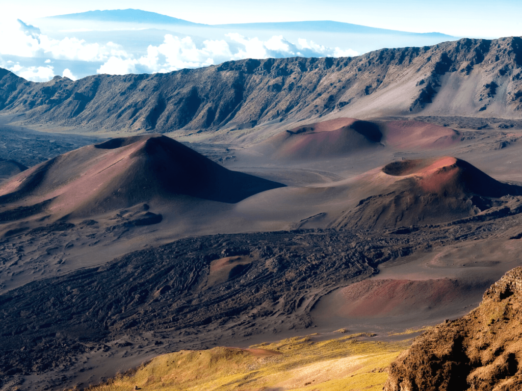 Uitzicht op de krater tijdens de hike in Haleakala national park op Maui in Hawaï