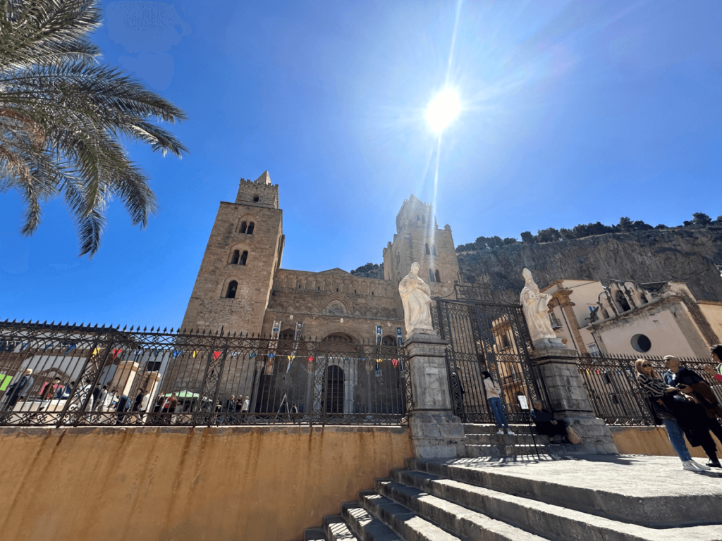 Uitzicht op de kathedraal van Cefalu in Sicilie Italie