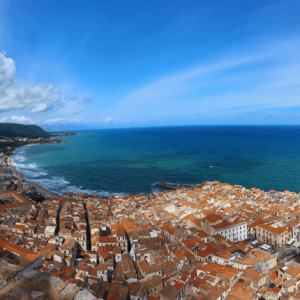 Uitzicht over Cefalu vanaf de rots van Cefalu in Sicilie Italie