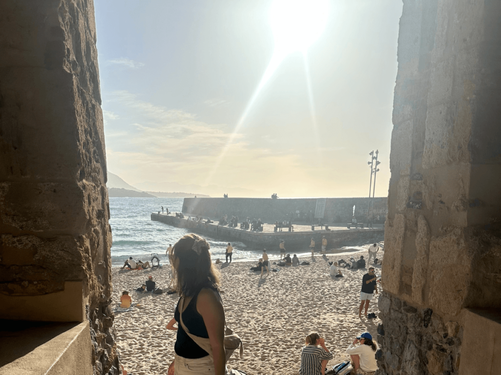 Uitzicht bij Porta Pescara over het strand zee van Cefalu in Sicilie Italie