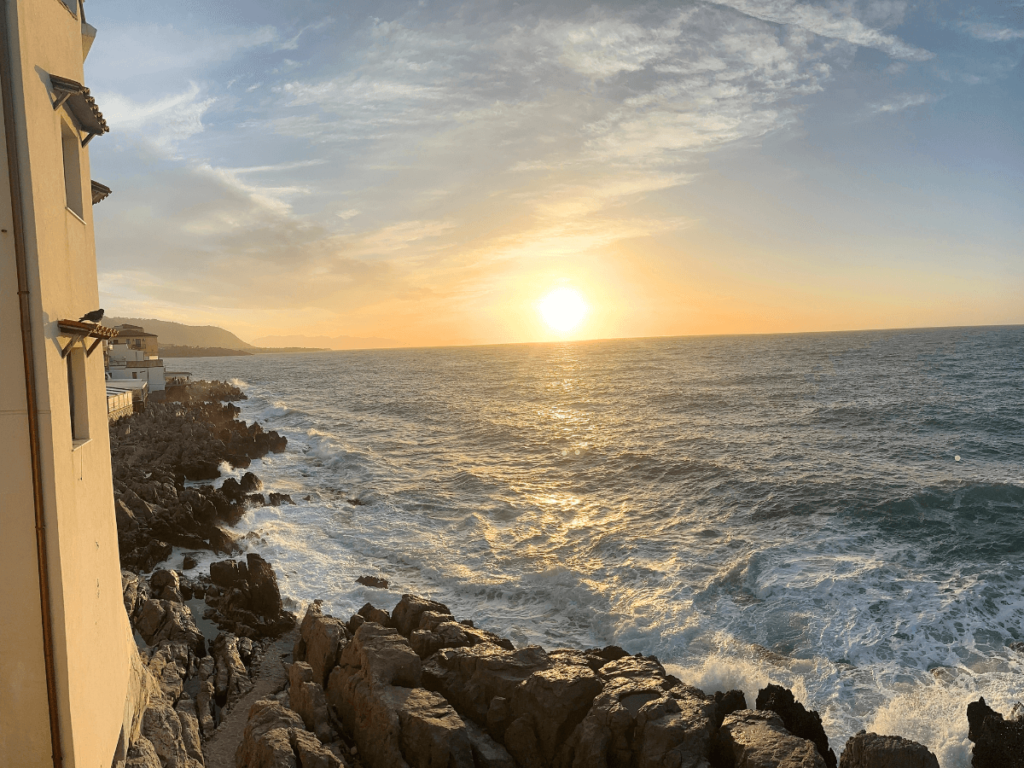 Uitzicht tijdens eten bij restaurant bastione e costanza in cefalu op sicilie in italie