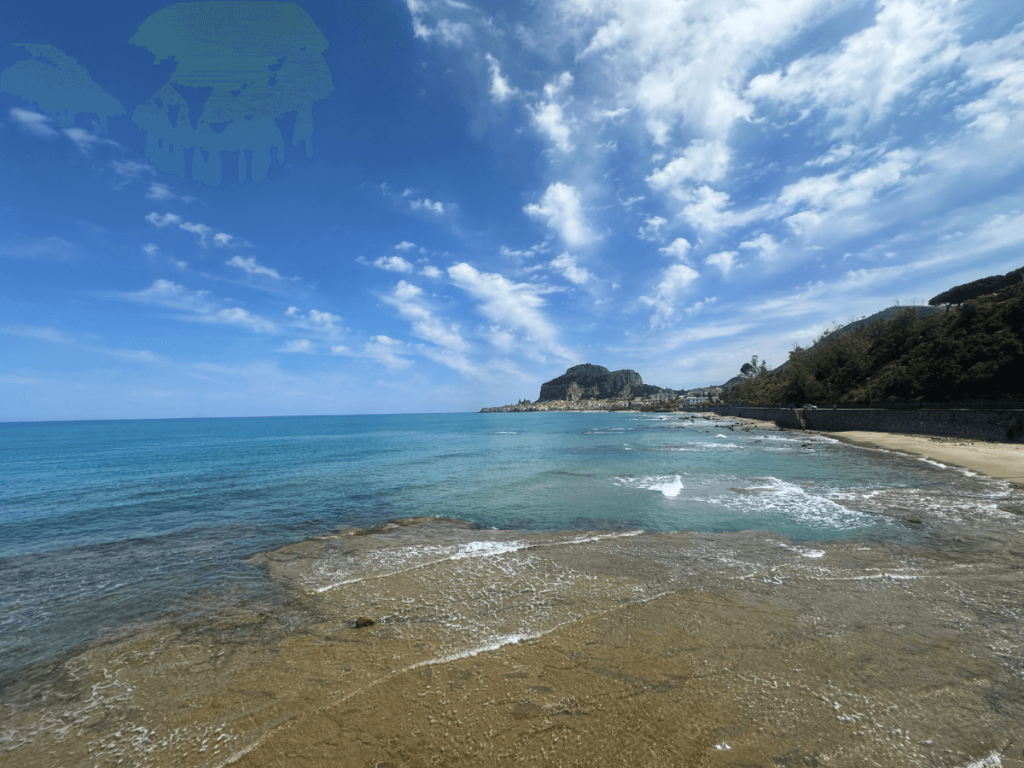 Uitzicht op Cefalu vanaf Lungomare di Cefalu op sicilie in Italie