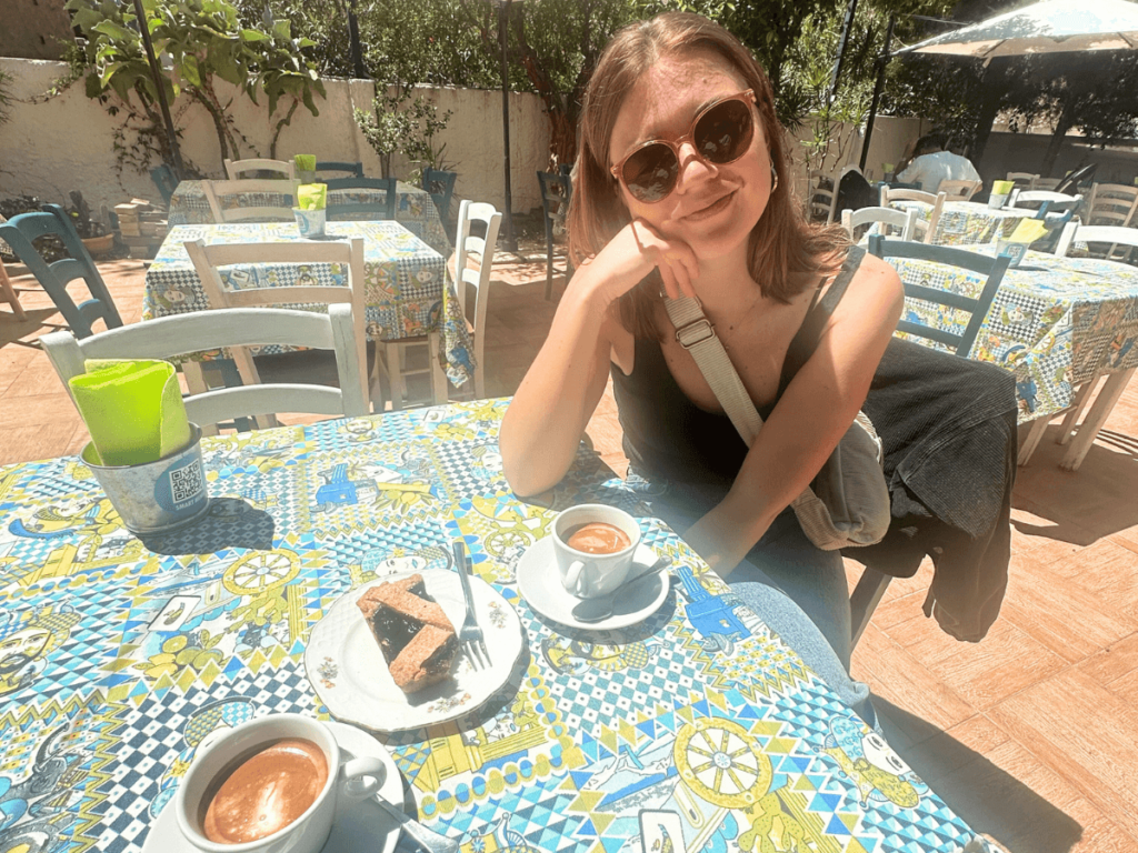 Koffie en gebak bij Tatiana Melfa Bakery in Cefalu op Sicilie in Italie