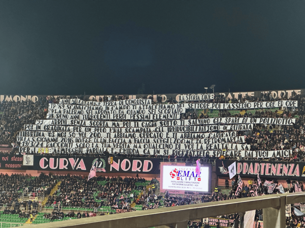 Voetbalwedstijd in Palermo tegen Parma op sicilie in italie