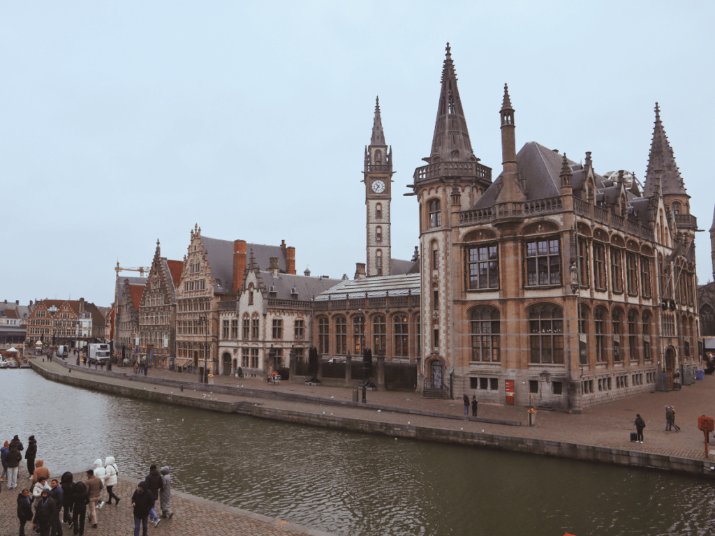 De leie vanaf de brug, korenlei en graslei te zien met prachtige oude gebouwen tijdens een stedentrip in Gent, België