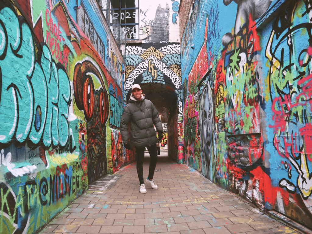 Graffiti in het Graffitistraatje in Gent, België tijdens een stedentrip