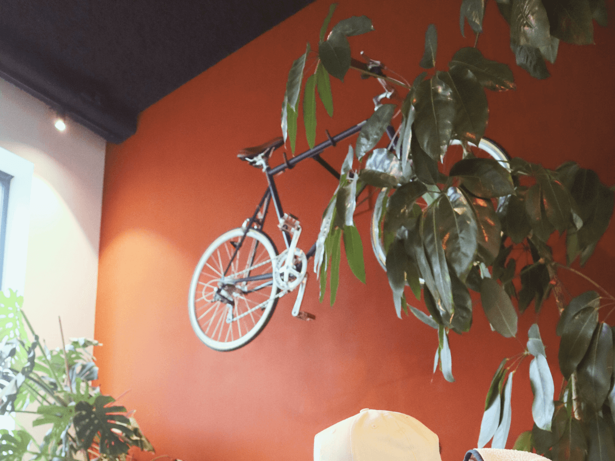Fiets bij Bar Bidon, vervoer tijdens een stedentrip in Gent, België